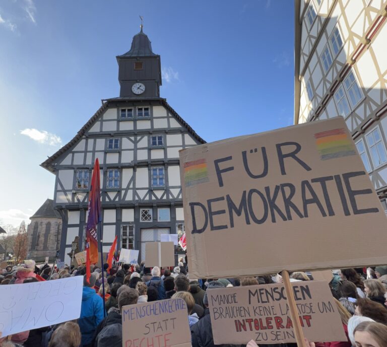 GRÜNE Uslar demonstrieren für Demokratie und gegen die AfD