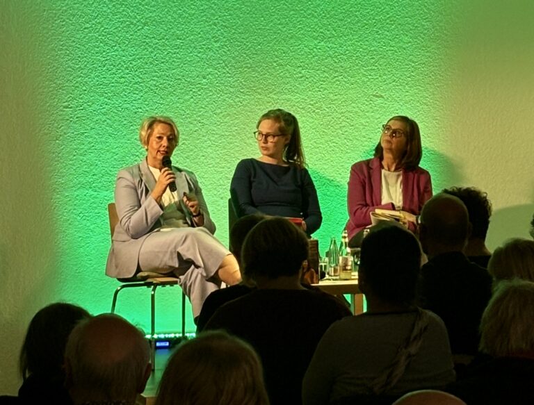 Großer Andrang bei Lesung und Diskussion »Dorf gegen Rechts – Demokratie vor Ort stark machen« mit Katrin Göring-Eckardt und Prof. Dr. Claudia Neu